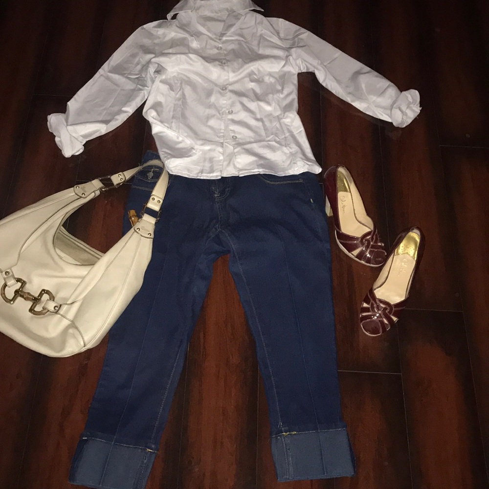 Super cute, form fitting denim Capris